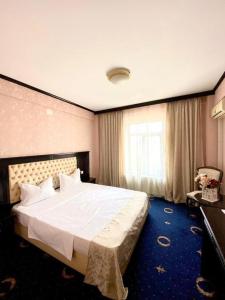 - une chambre avec un grand lit et une fenêtre dans l'établissement Ambasador, à Valea Lupului