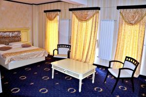 Valea Lupului的住宿－Ambasador，卧室配有一张床和一张桌子及椅子