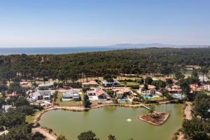 z powietrza widok na ośrodek z jeziorem w obiekcie Villa Jasmine w mieście Aroeira