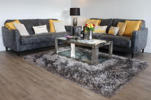 uma sala de estar com um sofá e uma mesa de centro em Island Time em Sandown