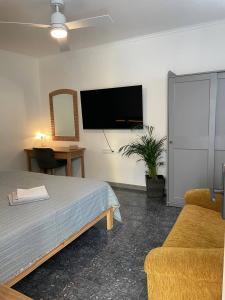 - une chambre avec un lit et une télévision murale dans l'établissement Ocean breeze villamaracuya, à Santa Cruz de Tenerife