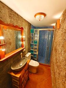 La salle de bains est pourvue d'un lavabo, de toilettes et d'un miroir. dans l'établissement Ocean breeze villamaracuya, à Santa Cruz de Tenerife