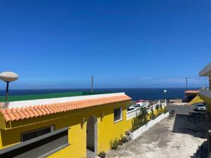 - un bâtiment jaune avec vue sur l'océan dans l'établissement Ocean breeze villamaracuya, à Santa Cruz de Tenerife