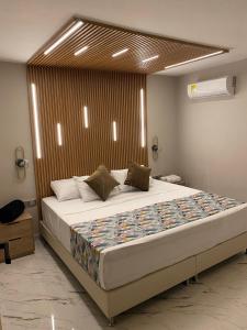 - une chambre avec un grand lit dans l'établissement HOTEL BALI AT POBLADO, à Medellín