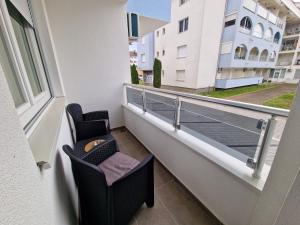 巴尼亚科维利亚查Apartman Despot的阳台,带两把椅子和一扇窗户