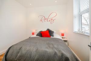 ein Schlafzimmer mit einem Bett mit einem erhöhten Schild an der Wand in der Unterkunft Henry Court Apartment 3 in York