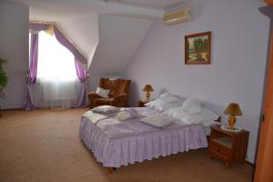 1 dormitorio con 1 cama, 1 silla y 1 ventana en Kruiz Motel, en Kholmok