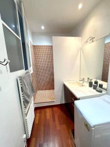 biała łazienka z prysznicem i umywalką w obiekcie R'Apparts T2 Le Chaleureux - Hypercentre - Gare w Grenoble