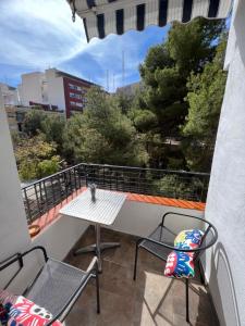 einen Balkon mit einem Tisch und Stühlen in der Unterkunft Casa Durán Alicante in Alicante