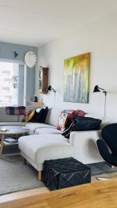 salon z kanapą i stołem w obiekcie ApartmentInCopenhagen Apartment 1601 w Kopenhadze