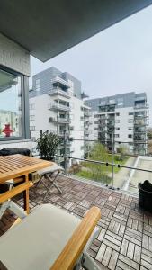 une terrasse avec une table et des chaises et une vue sur un bâtiment dans l'établissement ApartmentInCopenhagen Apartment 1601, à Copenhague