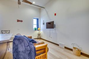 ein Wohnzimmer mit einem Sofa und einem Tisch in der Unterkunft Loft-Style Downtown Cashton Studio Dogs Welcome! 