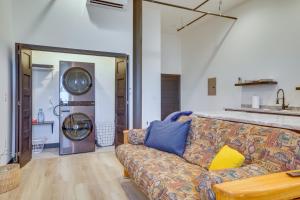ein Wohnzimmer mit einem Sofa und einer Küche in der Unterkunft Loft-Style Downtown Cashton Studio Dogs Welcome! 
