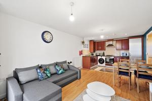 un soggiorno e una cucina con un divano e un tavolo di 2BR Apartment Central Bishops Stortford a Bishops Stortford