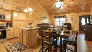 Cabaña de madera con cocina y sala de estar. en Magic Mountain Cabin W Fire Pit & Views Beyond, en Sevierville