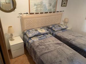 Ένα ή περισσότερα κρεβάτια σε δωμάτιο στο CASA MUGHETTO R5055 seafront, private sea access, swimming pool +73 φωτογραφίες