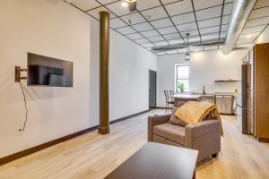 ein Wohnzimmer mit einem Sofa und einem TV an der Wand in der Unterkunft Step-Free Cashton Apartment Steps to Downtown! 