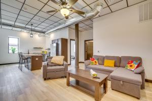 ein Wohnzimmer mit einem Sofa und einem Tisch in der Unterkunft Step-Free Cashton Apartment Steps to Downtown! 