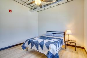 Schlafzimmer mit einem Bett mit einer blauen und weißen Bettdecke in der Unterkunft Step-Free Cashton Apartment Steps to Downtown! 