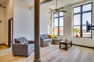Posezení v ubytování Renovated Loft-Style Apartment in Downtown Cashton