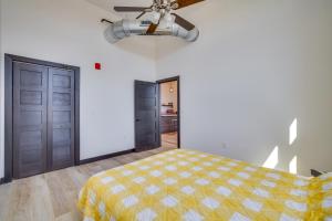 Postel nebo postele na pokoji v ubytování Renovated Loft-Style Apartment in Downtown Cashton