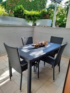 een zwarte tafel en stoelen op een patio bij Fleig Ferienwohnungen in Hecklingen
