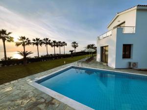 Bazén v ubytování Platzia Beach Villas nebo v jeho okolí