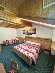 a bedroom with two beds in a room at Agritur Ruatti in Rabbi