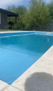 una piscina de agua azul en Casa Quinta Con Piscina En Barrio Náutico en Villa Paranacito