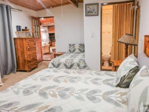 1 dormitorio con 1 cama y sala de estar en Seaviews Holiday Resort, en Jeffreys Bay