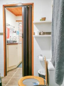 uma casa de banho com um WC e um lavatório em Seaviews Holiday Resort em Jeffreys Bay