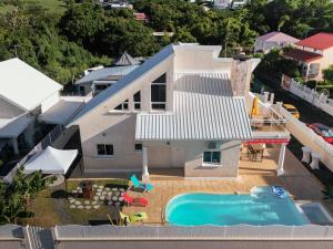 an aerial view of a house with a swimming pool at Villa Paola - Piscine, billard - Au Nord de l'île in Sainte-Marie