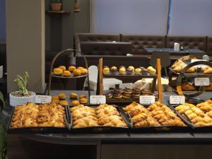 un'esposizione di prodotti da forno e ciambelle su un tavolo di Plus Welcome Milano a Milano Altre 37 foto