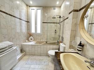 Gallery image of Luxury, Elegant, Eiffel Tower view in Paris +3 photos