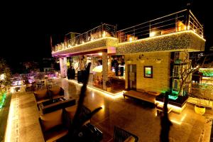 阿格拉Aman Homestay, A Boutique Hotel的夜晚灯光下的建筑物景观
