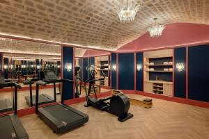 um ginásio com equipamento de exercício numa sala com paredes azuis em Le Grand Mazarin em Paris