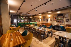 ein Esszimmer mit Holztischen und Stühlen in der Unterkunft Scheck Hotel in München