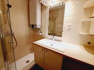 een badkamer met een wastafel en een douche bij Ferienwohnung nähe Redbull Ring in Judenburg