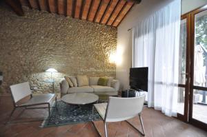 sala de estar con sofá, mesa y sillas en Charming Self House, en San Casciano in Val di Pesa