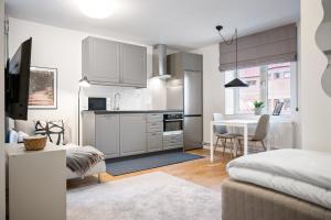 cocina y sala de estar con cama y mesa en Winstrupsgatan, en Lund
