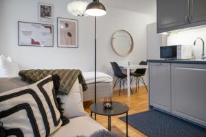 una sala de estar con un sofá y una mesa en Winstrupsgatan, en Lund 10 fotos más