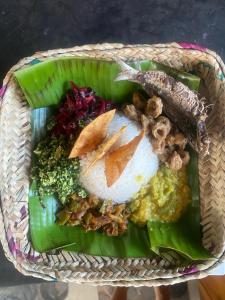 Dhee Ayurveda Villa في Malabe: طبق من الطعام فوق ورقة موز