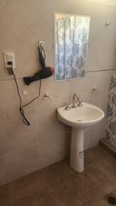 un baño con lavabo y espejo en Caminos del vino !!!!, en Coquimbito 16 fotos más