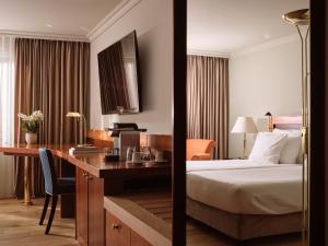Postel nebo postele na pokoji v ubytování Hotel Seehof Davos