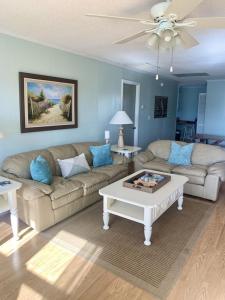 Et sittehjørne på New Heated Pool + Putting Green, Walk to Beach, Waterfront Home in Cherry Grove!