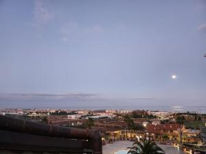 een uitzicht op de stad vanaf de top van een gebouw bij Borgo il Castello - appartamento vista piscina e mare in Tortoreto Lido