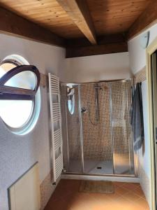 een badkamer met een douche in de kamer bij Borgo il Castello - appartamento vista piscina e mare in Tortoreto Lido