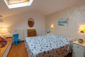 Un dormitorio con una cama y una silla azul. en Star View Apartment with pool, en Castiglioncello 24 fotos más