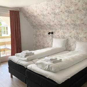 מיטה או מיטות בחדר ב-Store Ringheim Apartment - Villa Hjadlane
