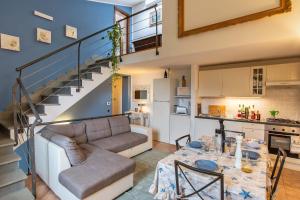 una sala de estar con un sofá y una mesa en Star View Apartment with pool, en Castiglioncello